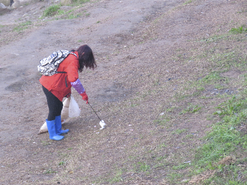 冬季河滩白色垃圾增多 保洁工冒寒风工作在一