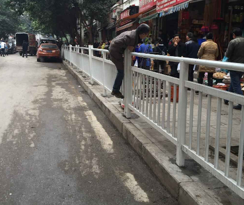 朝阳农贸市场外人车分流 交警连夜安装护栏 -