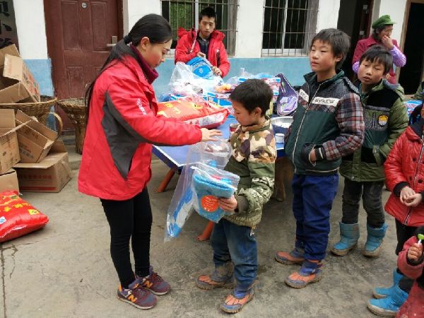 万源市教育系统暖冬行动温暖师生心田 - 达州