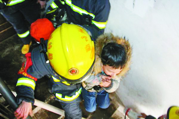 西外居民房着火小孩被困达州消防成功救出 - 达