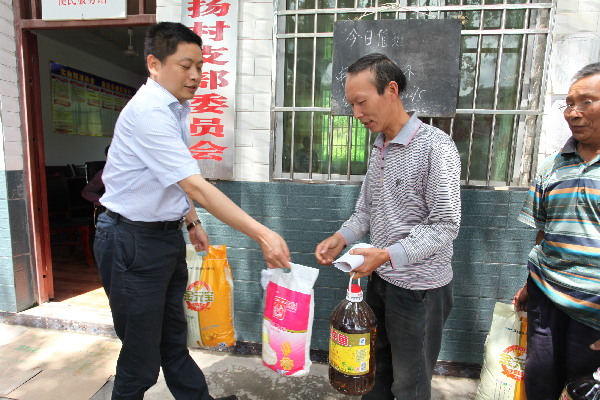 达州市交通运输局扶贫点上讲党课 脱贫致富求