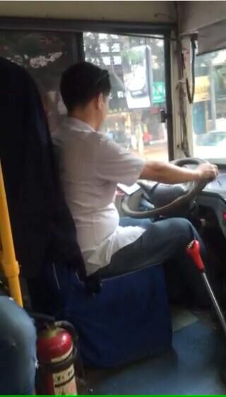 达州:这个公交车司机一心能二用一边开车一边