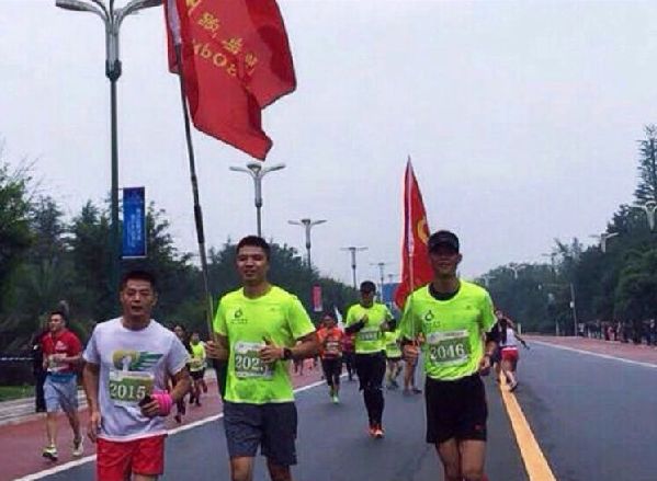 达川区檀木小学校教师积极参加广安马拉松大赛