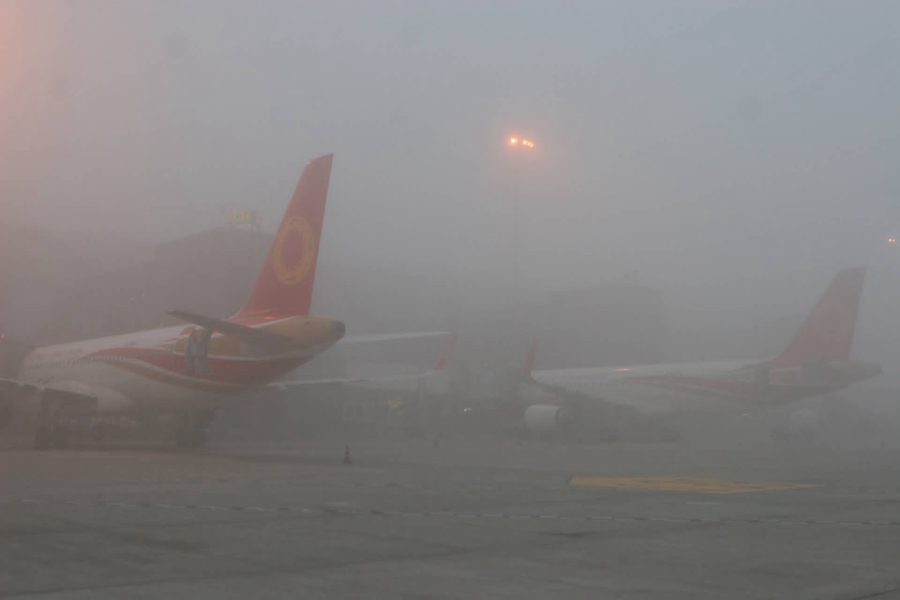再遭浓雾袭击 成都机场大面积航班延误旅客滞