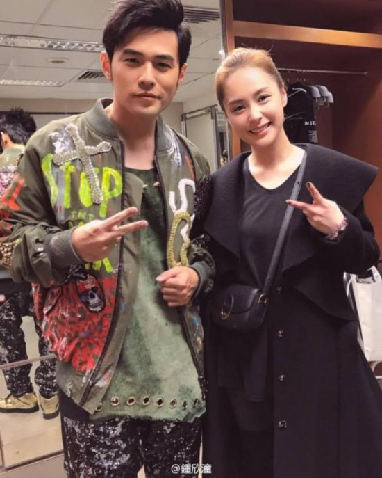 钟欣潼看周杰伦演唱会 后台合影开心比V - 达州