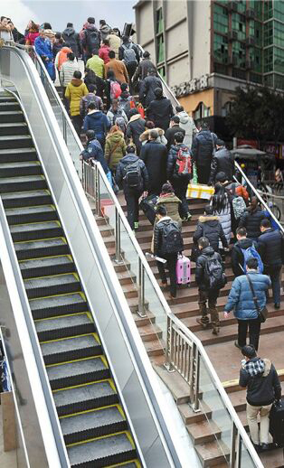 火车站人行天桥增建自动扶梯 - 达州日报网