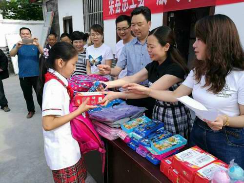 渠县总工会开展放飞希望 绽放微笑六一慰问活