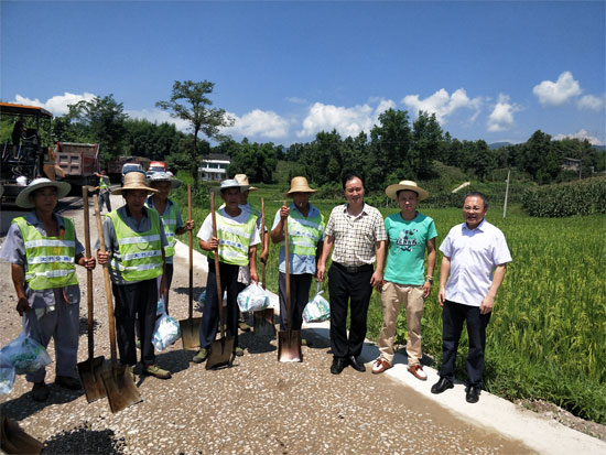 大竹县公路养护段领导深入高温一线看望慰问养