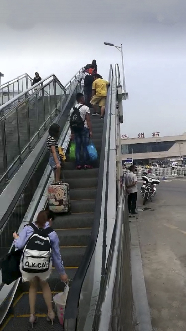 火车站人行天桥自动扶梯投运了 - 达州日报网