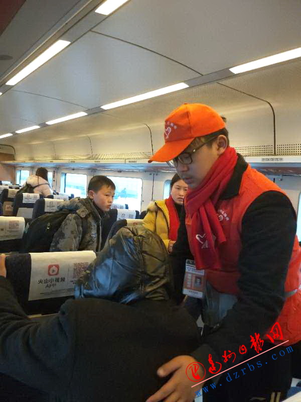 火车站志愿者徐舸洋:守护铁路是一家人的梦想