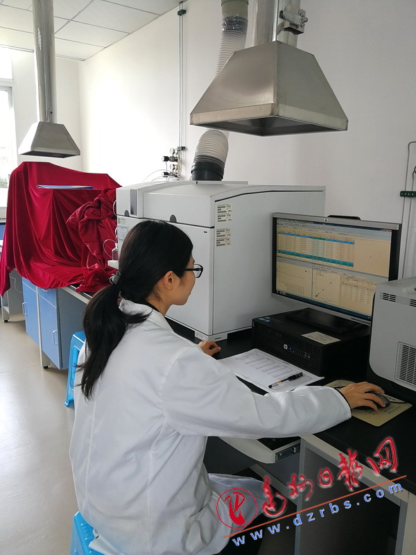 环境监测员黄梅:每月采样上百个,只为那一汪清